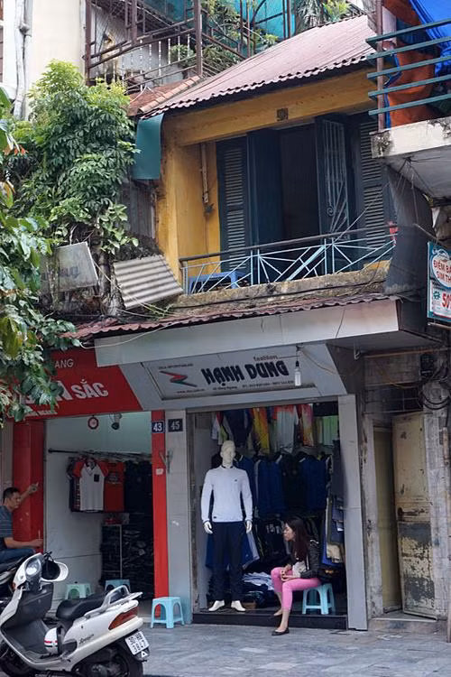 Kiến trúc mặt tiền của cửa hiệu thời trang mặt phố Hàng Ngang giống như 2 khối nhà khác biệt đặt trồng lên nhau.