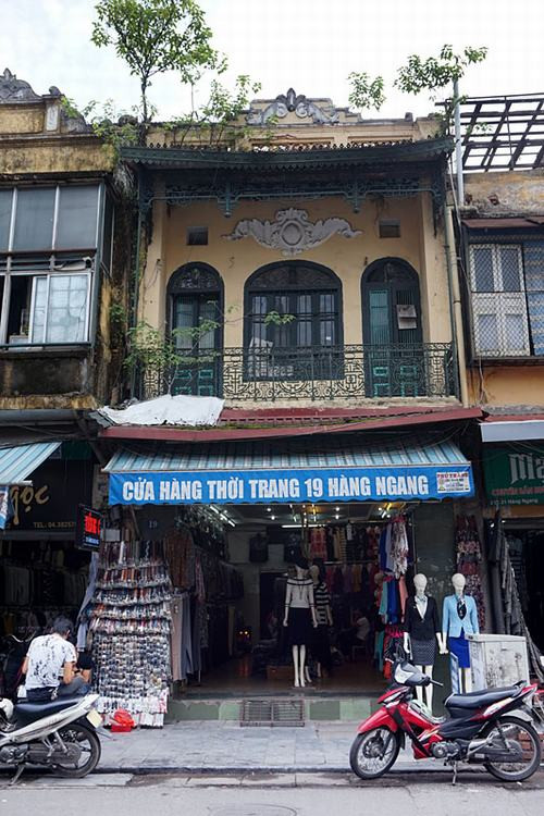 Muốn chiêm ngưỡng kiến trúc kiểu Pháp ở phố cổ luôn phải ngước nhìn lên trên.