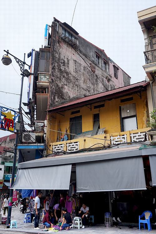 Nét cổ trên cửa hiệu bán quần áo đầu phố Hàng Ngang.