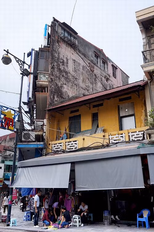 Nét cổ trên cửa hiệu bán quần áo đầu phố Hàng Ngang.