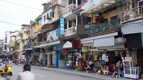 Không còn nhiều những căn gác còn cổ kính trên tuyến phố Hàng Đào sầm uất bậc nhất đất Hà thành.