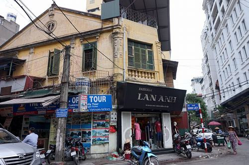 Cửa hiệu thời trang được thiết kế hiện đại khác biệt với kiến trúc Pháp cổ phía trên.