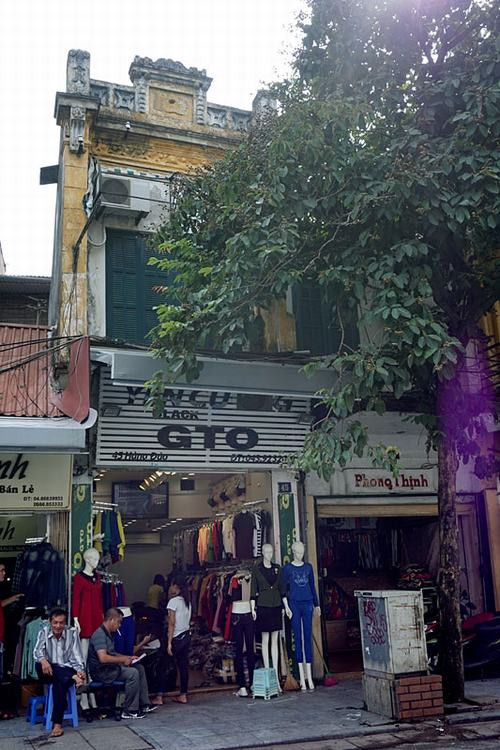 Sự đối lập kiến trúc giữa trên và dưới của một cửa hiệu thời trang mặt phố Hàng Đào.