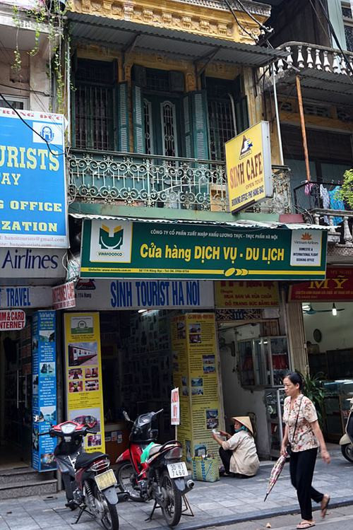 Cơ sở dịch vụ du lịch trên phố Hàng Bạc với căn gác khá đặc trưng kiến trúc Pháp mà muốn chiêm ngưỡng phải ngước lên mỏi cổ.