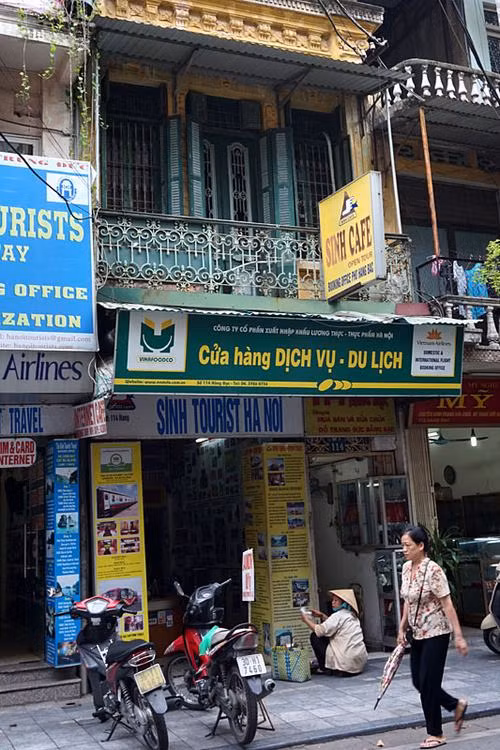 Cơ sở dịch vụ du lịch trên phố Hàng Bạc với căn gác khá đặc trưng kiến trúc Pháp mà muốn chiêm ngưỡng phải ngước lên mỏi cổ.