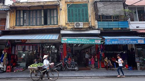 Vôi vàng, cửa gỗ xanh cùng với sự cũ kỹ tạo nên vẻ đẹp đặc trưng của phố cổ.