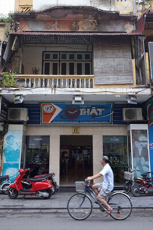 Vẻ trầm mặc của căn gác đối lập với cửa hiệu bán đồng hồ thời trang cao cấp ở phố Hàng Đào.