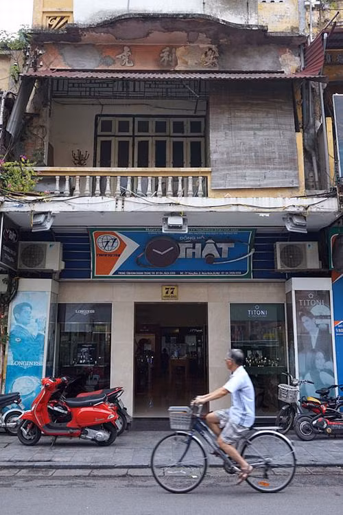 Vẻ trầm mặc của căn gác đối lập với cửa hiệu bán đồng hồ thời trang cao cấp ở phố Hàng Đào.