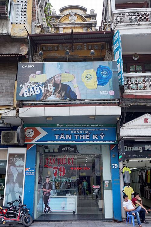 Biển quảng cáo che lấp gần hết nét kiến trúc Pháp của căn nhà mặt tiền phố Hàng Đào.