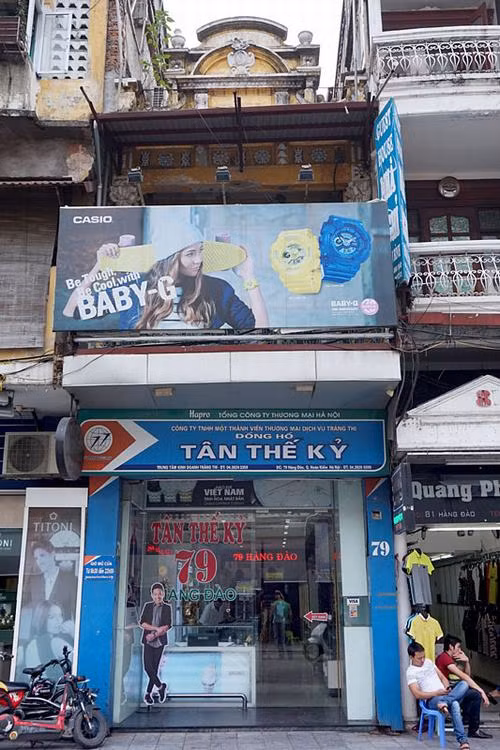 Biển quảng cáo che lấp gần hết nét kiến trúc Pháp của căn nhà mặt tiền phố Hàng Đào.