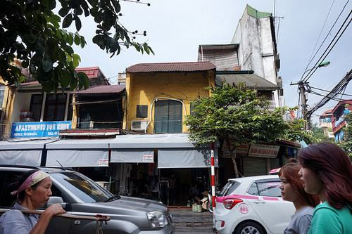 Cửa gỗ màu xanh lá, tường quét vôi vàng là màu đặc trưng của kiến trúc Pháp thuộc ở khu vực phố cổ. (Ngôi gác cổ trên phố Hàng Đào).