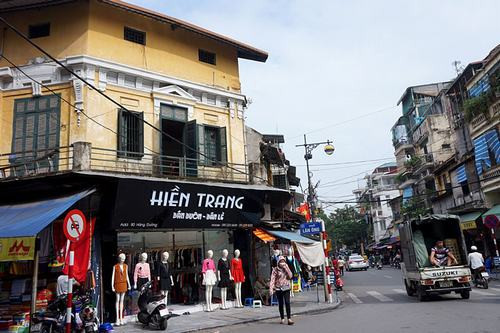 Phong cách kiến trúc Pháp gần như nguyên vẹn ở phía trên gác không còn chút gì ở cửa hiệu thời trang đầu phố Lãn Ông.