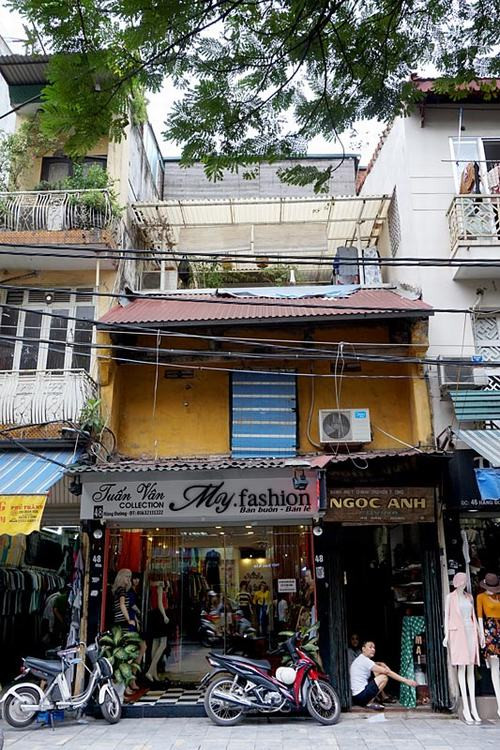 Sự hào nhoáng của cửa hiệu thời trang trên phố Hàng Đường khác biệt hoàn toàn với nét trầm mặc của căn gác phía trên.