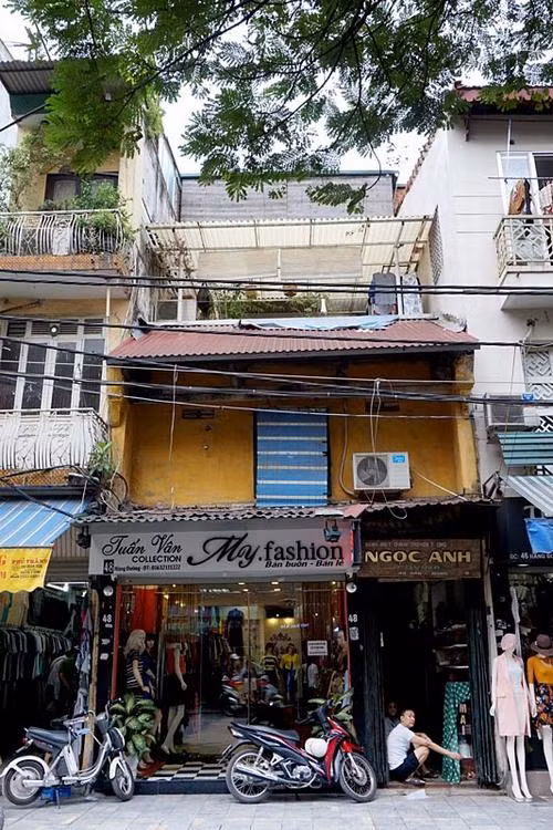 Sự hào nhoáng của cửa hiệu thời trang trên phố Hàng Đường khác biệt hoàn toàn với nét trầm mặc của căn gác phía trên.