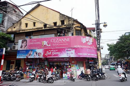 Kiến trúc cổ nhường chỗ cho quảng cáo (Ảnh chụp trên phố Hàng Cá).