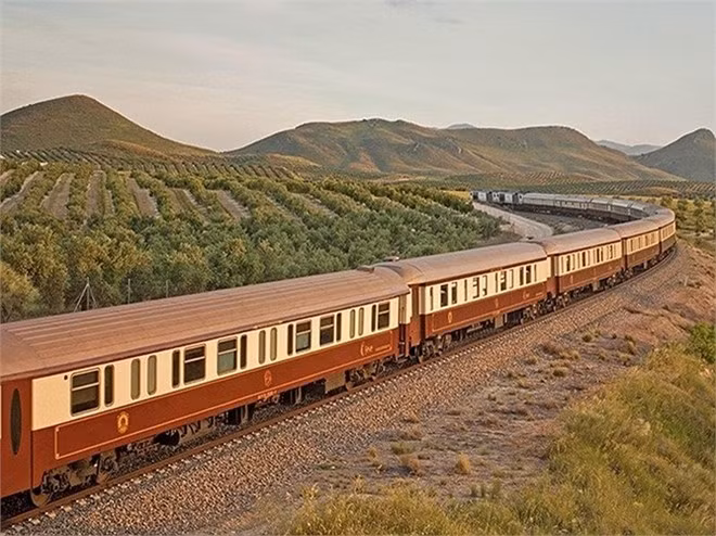 Al Andalus ở Tây Ban Nha: Là chuyến tàu đưa du khách khám phá vùng đất nhiều nét văn hóa và ẩm thực phong phú Nam Tây Ban Nha.