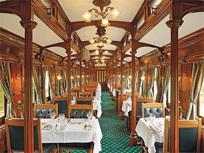 Phòng ăn không rộng lắm nhưng các chi tiết cột kèo được chạm trổ rất thanh nhã.