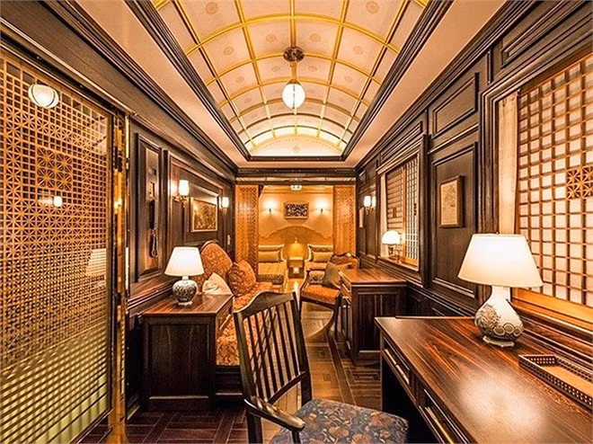 Các bức tường làm theo phong cách truyền thống không cần dùng đến đinh, do các nghệ nhân truyền thống đến từ Fukuoka, Nagoya làm.