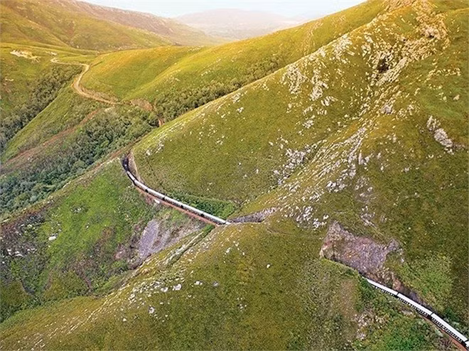 Rovos Rail ở Nam Phi: Là chuyến tàu cổ kính được xây dựng từ những năm 1960-1970 đưa du khách tham quan nhiều vùng quê đẹp.