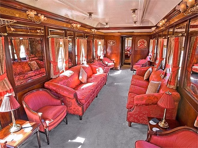 Tàu này được xây dựng từ những năm 1920 với phong cách thiết kế ấn tượng nhờ kết hợp tone màu hồng.