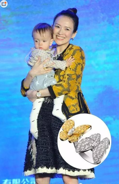 Trong đầu tháng 9 này, Chương Tử Di khi xuất hiện tại buổi họp báo bộ phim Từ trên trời rơi xuống, người đẹp đeo đồng hồ Omega và chiếc nhẫn hình hai con bướm của thương hiệu Van Cleef &amp; Arpels nổi tiếng của Pháp.