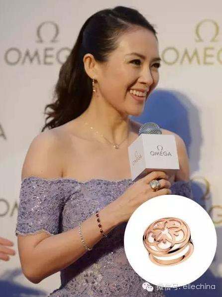 Hồi tháng 4/2015, Chương Tử Di góp mặt tại một sự kiện tại Trùng Khánh và đeo chiếc nhẫn hoa hồng Omega Flower. Ngoài ra, trên tay trái của cô cũng đeo chiếc vòng ngọc ruby, dấy lên thông tin đó chính là Uông Phong tặng cô từ trước khi diễn ra sinh nhật của Hoa đán.