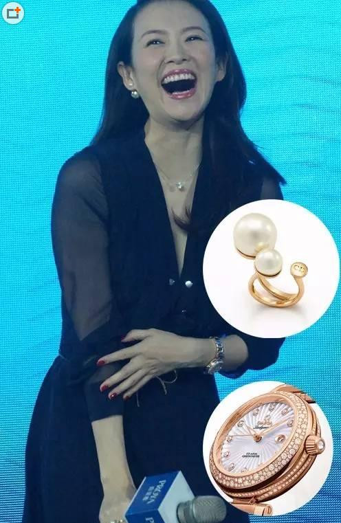 Mới đây, nữ diễn viên sinh năm 1979 xuất hiện tại họp báo của một thương hiệu làm đẹp ở Bắc Kinh. Cô đeo chiếc nhẫn kim cương Dior Ultradior cùng khuyên tai Dior Tribale và đồng hồ đeo tay Omega Ladymatic.