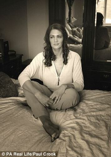 Một thời gian sau, bác sỹ cho biết Emma có một khối u bên ngực phải và cô buộc phải cắt ngực vì ung thư vú.