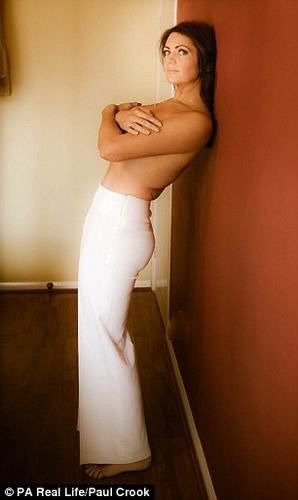 Tuy nhiên, lần khám tại Bệnh viện Chapel Allerton ở Leeds, các bác sỹ cho biết với lịch sử gia đình đã có người bị ung thư thì nguy cơ phát triển bệnh là khá cao với các thành viên trong gia đình. Emma cho biết, bà nội của cô cũng từng phải chiến đấu với căn bệnh ung thư vú và nó đã cướp đi mạng sống của bà. Vì thế, cô đã biết sức tàn phá ghê gớm của căn bệnh này.