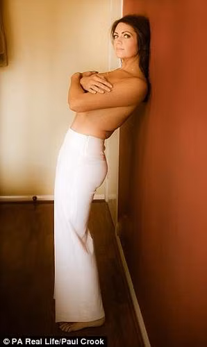 Tuy nhiên, lần khám tại Bệnh viện Chapel Allerton ở Leeds, các bác sỹ cho biết với lịch sử gia đình đã có người bị ung thư thì nguy cơ phát triển bệnh là khá cao với các thành viên trong gia đình. Emma cho biết, bà nội của cô cũng từng phải chiến đấu với căn bệnh ung thư vú và nó đã cướp đi mạng sống của bà. Vì thế, cô đã biết sức tàn phá ghê gớm của căn bệnh này.