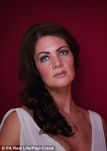 Trước đó vào năm 2000, trong một tai nạn xe hơi, Emma may mắn sống sót nhưng cô đã bị tê liệt một phần cơ thể, khó di chuyển chân trái và mất khả năng sinh con. 