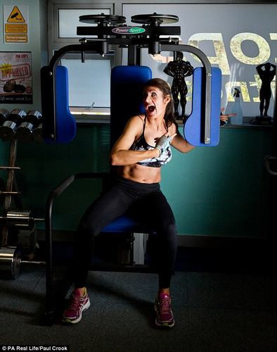 Song song với quá trình điều trị, Emma rất chăm chỉ luyện tập thể thao và thực hiện chế độ dinh dưỡng cân bằng để nâng cao sức khỏe và có một vóc dáng cân đối.