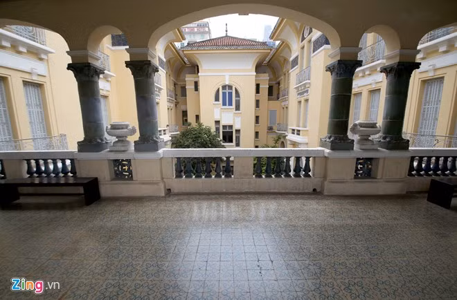 Toàn bộ nền sàn tòa nhà được lát bằng gạch hoa với nhiều kiểu hoa văn đa dạng. Mỗi khu vực, mỗi tầng một kiểu dáng gạch khác nhau.