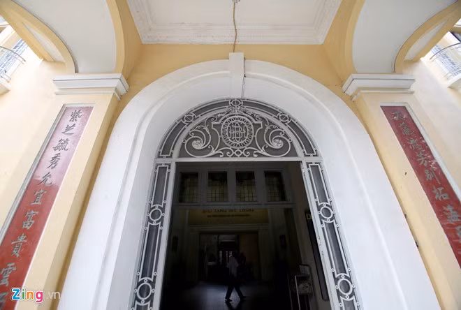 Cửa chính vào khu vực sảnh có kiến trúc cuốn vòm, khung cánh được làm bằng thép, kính, đặc biệt trên vòm cửa có hoa sắt cách điệu chữ viết tắt tên chủ nhân H.B.H (Hui Bon Hoa). Ngay sau cánh cửa kiểu Tây phương là đôi câu đối bằng chữ Hán.