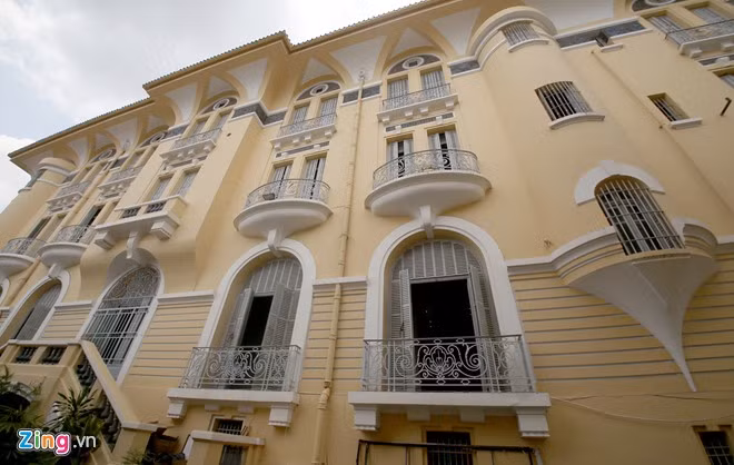 Dấu ấn kiến trúc này thể hiện rất rõ ở quy mô công trình và những chi tiết kiến trúc phóng khoáng như ban công đưa ra phía ngoài, mái vươn xa, các hệ thống hoa sắt uốn công phu, đẹp mắt.