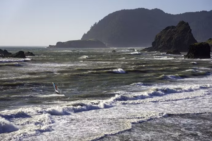Sông Pistol, Oregon, Mỹ: Gió ở đây thường đạt vận tốc 60 km/h, nhưng khung cảnh hùng vĩ, địa hình hiểm trở, với sóng lớn và nước lạnh, khiến nơi này hấp dẫn những tay lướt ván buồm ưa mạo hiểm. Ảnh: Michael Clark.
