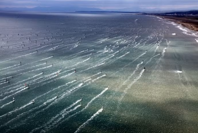 Gruissan, Aude, miền Nam nước Pháp: Đây được coi là “thiên đường của lướt ván buồm”, với vận tốc gió lên tới 145 km/h. Gió mạnh đủ để những chiếc ván buồm lướt đi trên mặt biển không khác gì những chiếc canô siêu tốc, đem lại cảm giác phấn khích cho người chơi. Ảnh: Star-board-windsurfing.