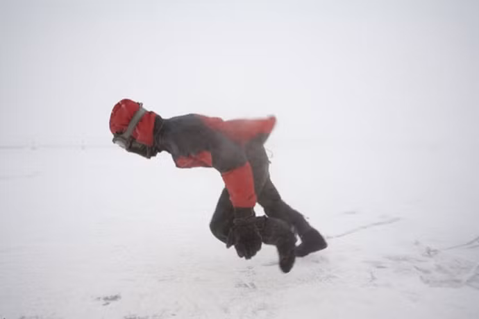 Núi Washington, New Hampshire, Mỹ: Đây là nơi từng ghi nhận những cơn gió mạnh nhất lịch sử. Một cơn gió với vận tốc 372 km/h đã giữ kỷ lục thế giới từ năm 1934 tới năm 2010. Sở dĩ núi Washington có gió mạnh như vậy là do nằm trong vùng hay có bão, đồng thời nằm giữa không khí lạnh của phía bắc và không khí ấm của phía nam. Ảnh: Jose Azel.