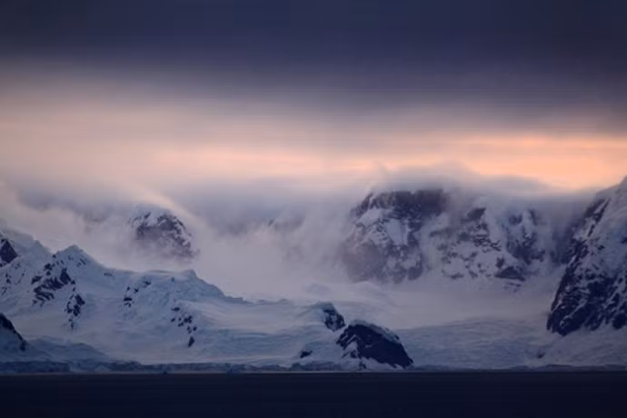 Do vị trí địa lý đặc biệt, tại đây có các cơn gió thổi xuống, còn gọi là Katabatic. Loại gió này có thể đạt vận tốc 90 km/h, khiến việc di chuyển vô cùng khó khăn. Ảnh: Johnny/Flickr.