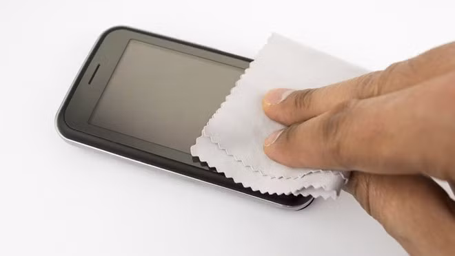 2. Vệ sinh điện thoại di động mỗi ngày: Bạn có biết nghiên cứu cho thấy điện thoại di động thậm chí còn bẩn gấp 10 lần nhà vệ sinh? Vì thế mỗi tối đi ngủ, hãy dùng khăn giấy để vệ sinh sạch sẽ lại điện thoại để tránh vi khuẩn tiếp xúc trực tiếp với khuôn mặt. Đây cũng là cách chữa mụn hiệu quả mà không cần dùng thuốc.