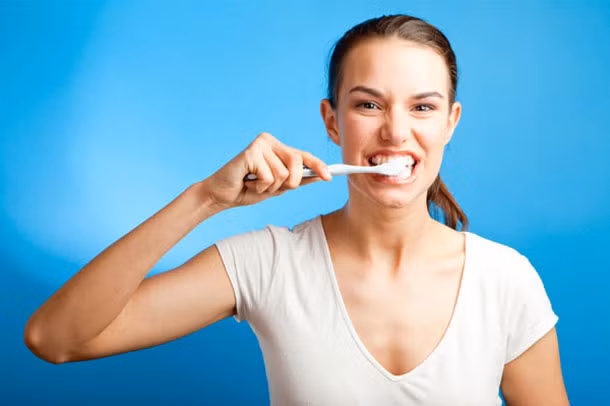 Bạn nên sử dụng bàn chải mềm để loại bỏ thức ăn thừa, giúp chải sạch răng và tranh gây tổn thương cho răng và lợi. Thức ăn thừa bám lại trên răng là nguyên nhân chính dẫn đến tình trạng đau răng. Tuy nhiên, nếu chải răng không đủ để lấy hết thức ăn thừa trên răng bạn nên dùng chỉ nha khoa để làm sạch răng của mình.