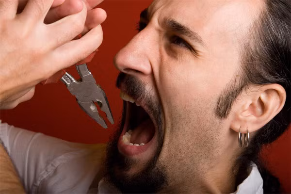 3. Lựa chọn thực phẩm phù hợp. Bạn nên tìm hiểu các thực phẩm gây đau răng để có những biện pháp phòng ngừa thích hợp. Tuy nhiên, phải làm gì khi răng bạn đang bị đau? Bạn không thể quay trở lại thời gian khi bạn ăn bất cứ thứ gì bạn muốn mà không cần phải lo lắng, nhưng bạn hoàn toàn có thể ngăn ngừa đau đớn hơn nữa bằng cách nói lời tạm biệt với một số loại thực phẩm và đồ uống không tốt cho răng. Chuyên gia nha khoa cũng khuyên bạn nên tránh những thức ăn và đồ uống quá lạnh hoặc quá nóng.