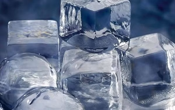 Bạn có thể thử điều trị cách phi truyền thống này bằng cách cọ xát viên đá qua các ngón tay trong năm hay bảy phút. Hãy nhớ rằng bạn cần phải tập trung vào bàn tay của bạn và xát cùng bên với chiếc răng đau. Bạn cũng có thể làm giảm cảm giác đau răng bằng cách đặt viên đá trong miệng. Thậm chí bạn có thể áp một túi nước đá vào má nơi gần chiếc răng đau để giảm đau buốt. Bạn nên cố gắng làm việc đó nhiều lần cho đến khi cơn đau của bạn đỡ hơn.