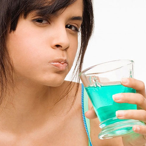 5. Súc miệng. Bên cạnh việc súc miệng bằng nước ấm, bạn nên chải răng thường xuyên sau khi ăn nếu răng bạn đang bị đau. Đánh răng là cách đơn giản nhưng vô cùng hữu ích trong việc bảo vệ răng và ngăn ngừa sâu răng.