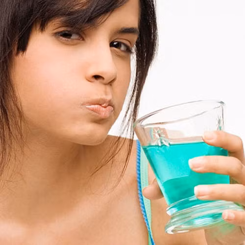 5. Súc miệng. Bên cạnh việc súc miệng bằng nước ấm, bạn nên chải răng thường xuyên sau khi ăn nếu răng bạn đang bị đau. Đánh răng là cách đơn giản nhưng vô cùng hữu ích trong việc bảo vệ răng và ngăn ngừa sâu răng.