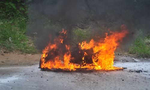 Thieu nu ngoi khoc nhin xe Honda Lead chay ngun ngut