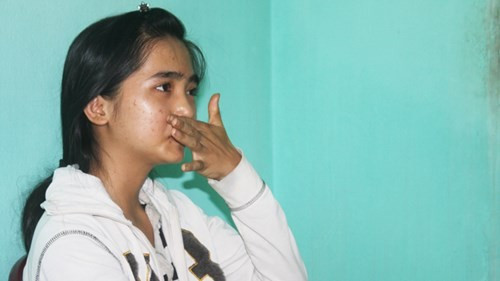 Líu nghẹn ngào, tủi thân khi kể về hoàn cảnh của gia đình mình. Ảnh: Tiền Phong.