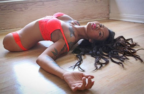 Kanya Kesser bẩm sinh đã cụt cả 2 chân. Cô được một gia đình ở Oregon nhận nuôi từ một trại mồ côi ở Thái Lan khi mới 5 tuổi. Số phận dường như quá nghiệt ngã với Kanya khi cô vừa khuyết tật lại mồ côi cha mẹ.