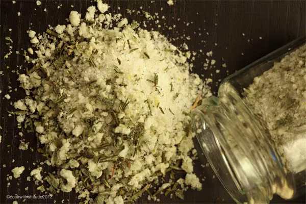 Cải thiện sức khỏe xương. Bột tỏi hoặc muối tỏi giúp bạn khắc phục sự thiếu hụt estrogen. Thiếu hụt estrogen là yếu tố góp phần trực tiếp làm suy giảm xương, do đó bột tỏi giúp tăng cường sức khỏe xương. Một nghiên cứu trên phụ nữ mãn kinh đã kết luận rằng, chiết xuất tỏi khô (bột tỏi hoặc tỏi băm nhỏ) làm giảm sự thiếu hụt estrogen. Các thực phẩm như tỏi và hành tây cũng được chứng minh là có lợi đối với bệnh viêm xương khớp.