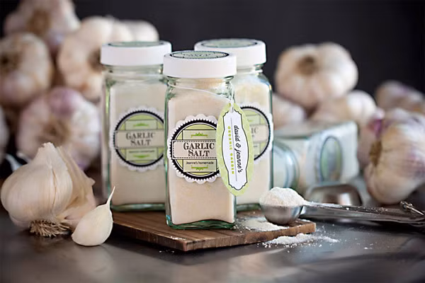 Cải thiện tiêu hóa. Muối tỏi hoặc cụ thể là các thành phần bột tỏi, khá giàu chất xơ. Chất xơ này là một tác nhân quan trọng giúp phân di chuyển dễ dàng dọc theo đường tiêu hóa. Chất xơ giúp giảm một số bệnh, chẳng hạn như táo bón.